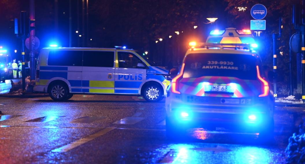 En gata i centrala Stockholm spärrades av efter en ”misstänkt gaslukt”