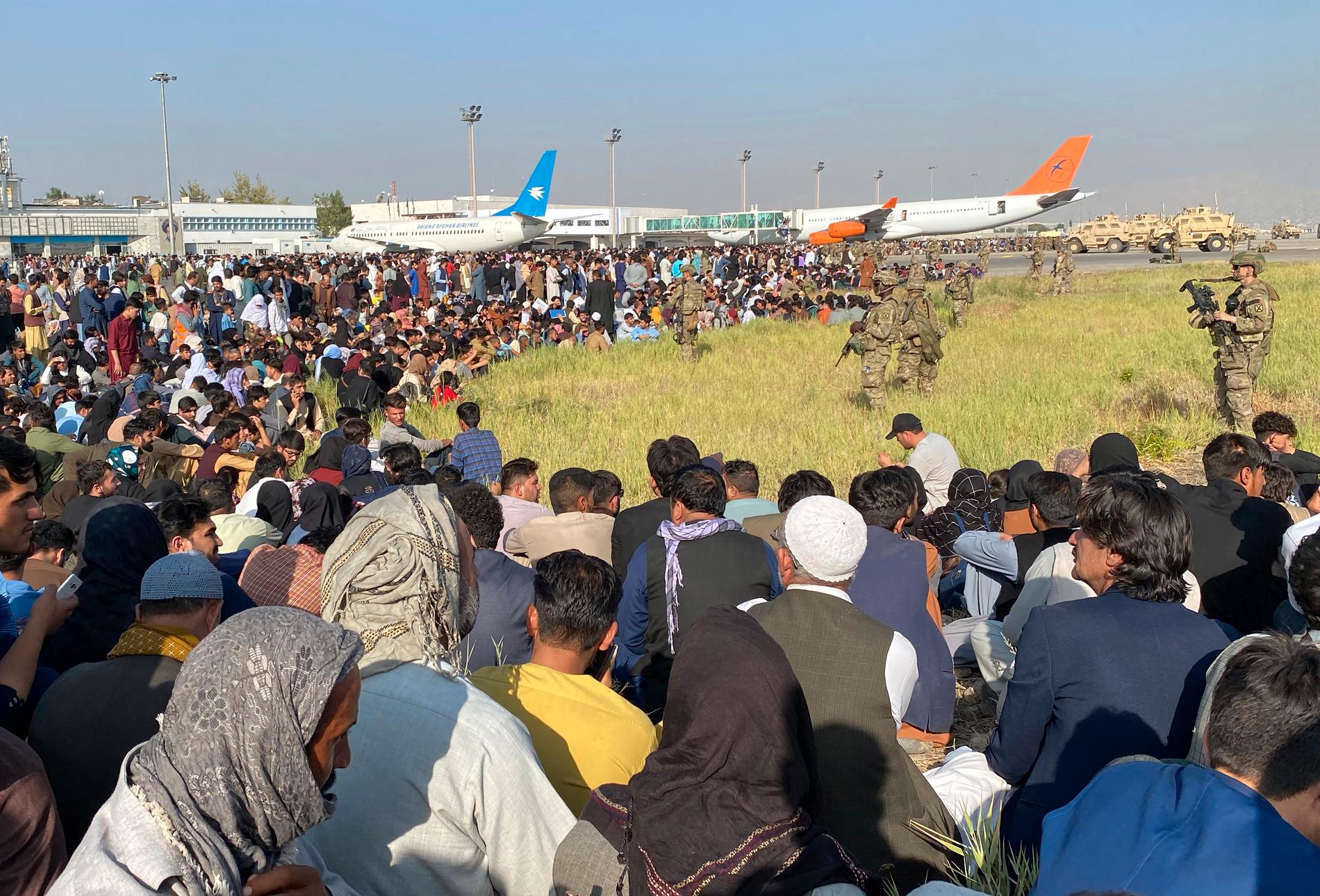 Amerikansk militär på flygplatsen i Kabul. Hundratals köar i hopp om att få en plats på ett av evakueringsplanen. 