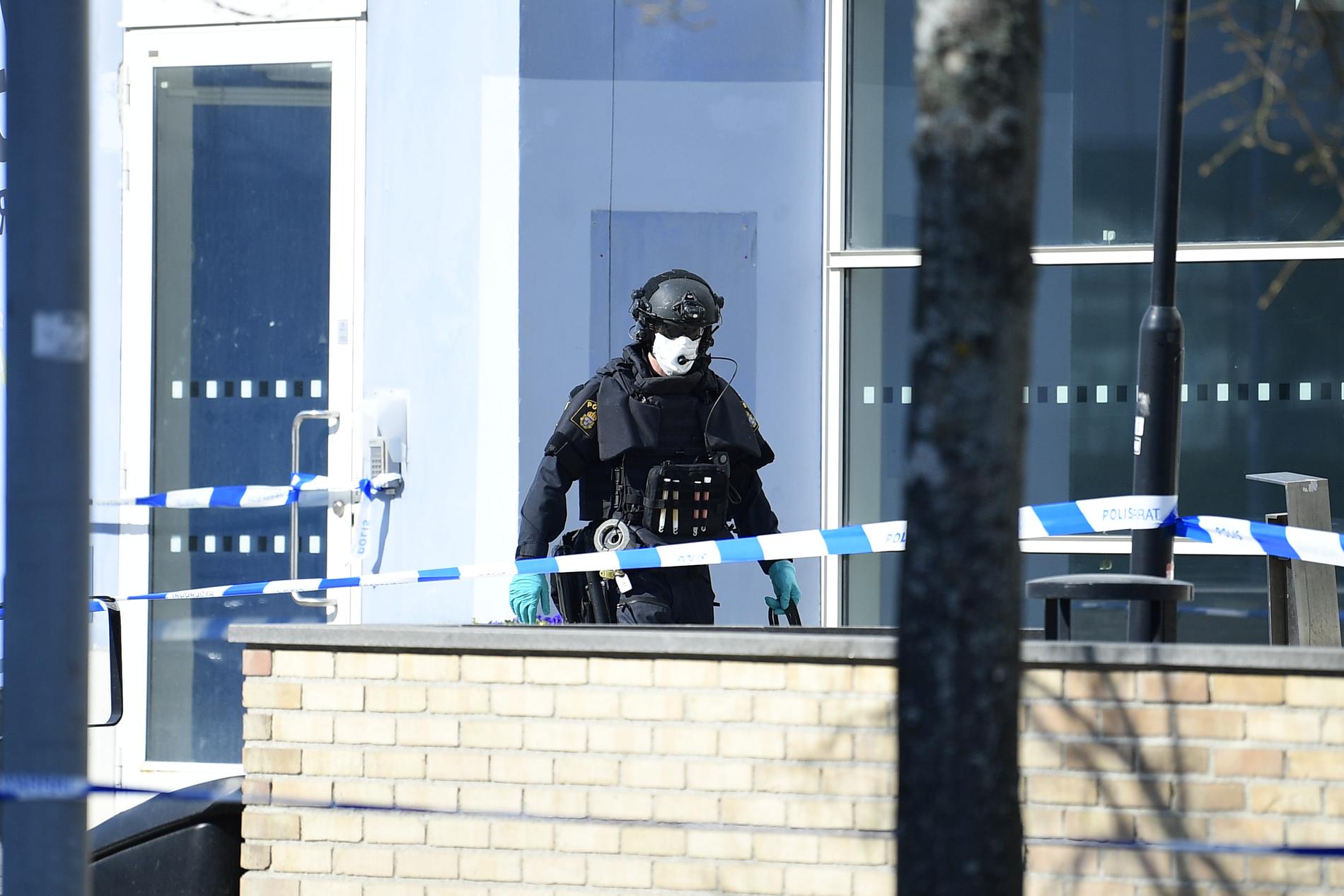 Ett område kring polisutbildningen vid Södertörns högskola har spärrats av – och polisens bombgrupp är på väg. 