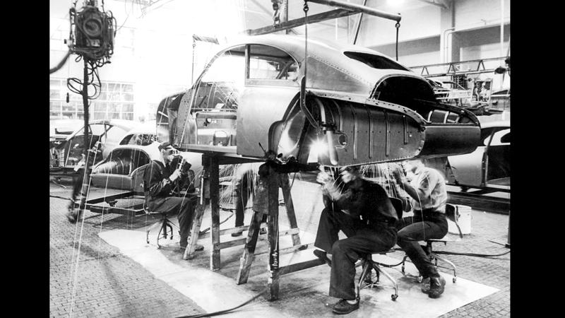 Saab 93 svetsas samman i fabriken 1963.