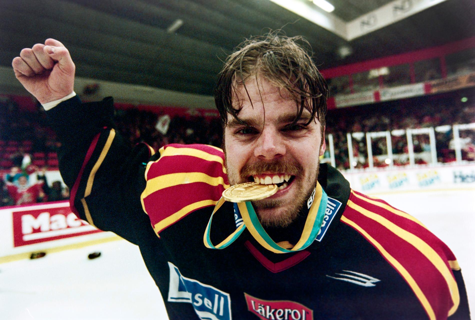 Brynäs-ikonen Ove Molin firar SM-guldet 1999 – men karriären hade kunnat sluta långt tidigare. 