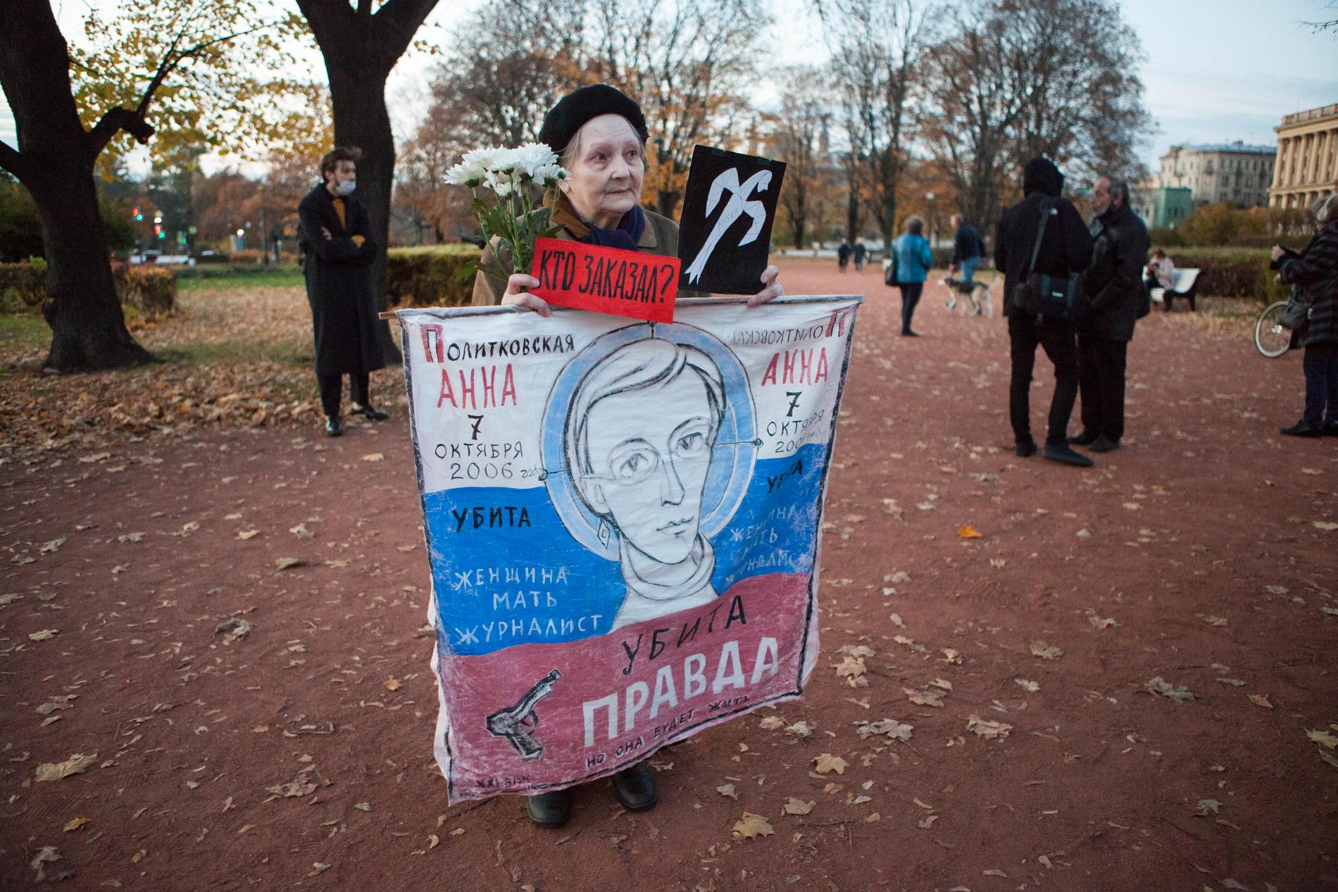 Jelena Osipova demonstrerar den 7 oktober 2021, på årsdagen av mordet på journalisten Anna Politkovskaja 2006. ”Vem beställde mordet?” står det på den röda skylten.