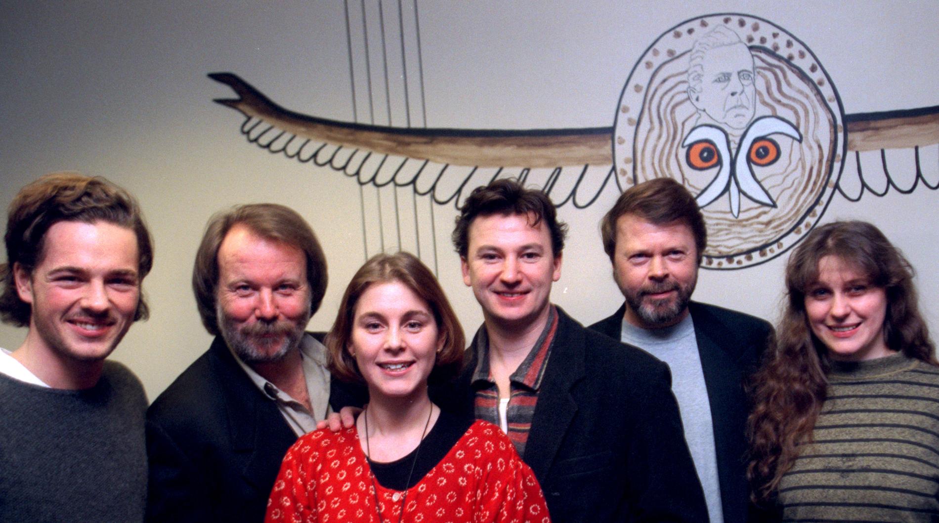 (f v) Peter Jöback, Benny Andersson, Helen Sjöholm, Anders Ekborg, Björn Ulvaeus och Åsa Bergh under en presskonferens 1995.