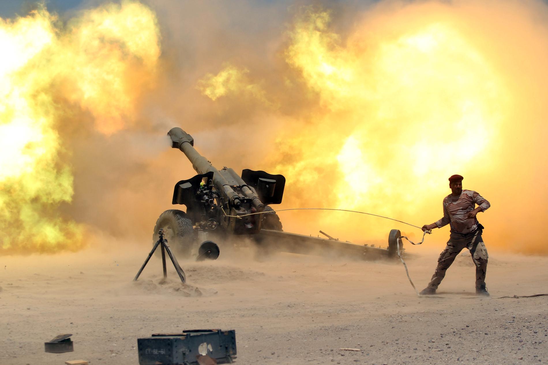 Irakiska styrkor i strid med IS nära Falluja.