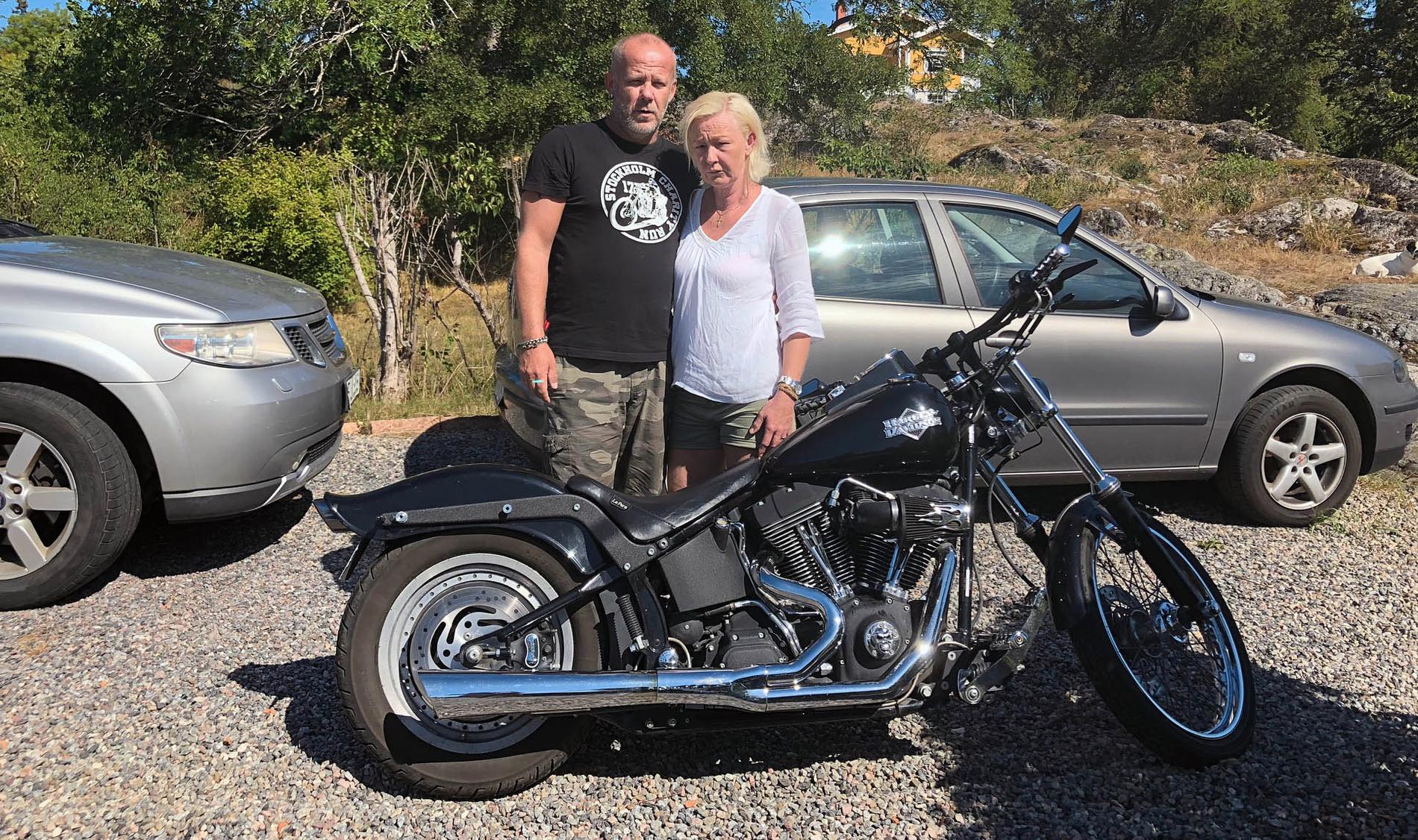 Christer och Susanne Axenryd, bakom motorcykeln som Eric älskade. 