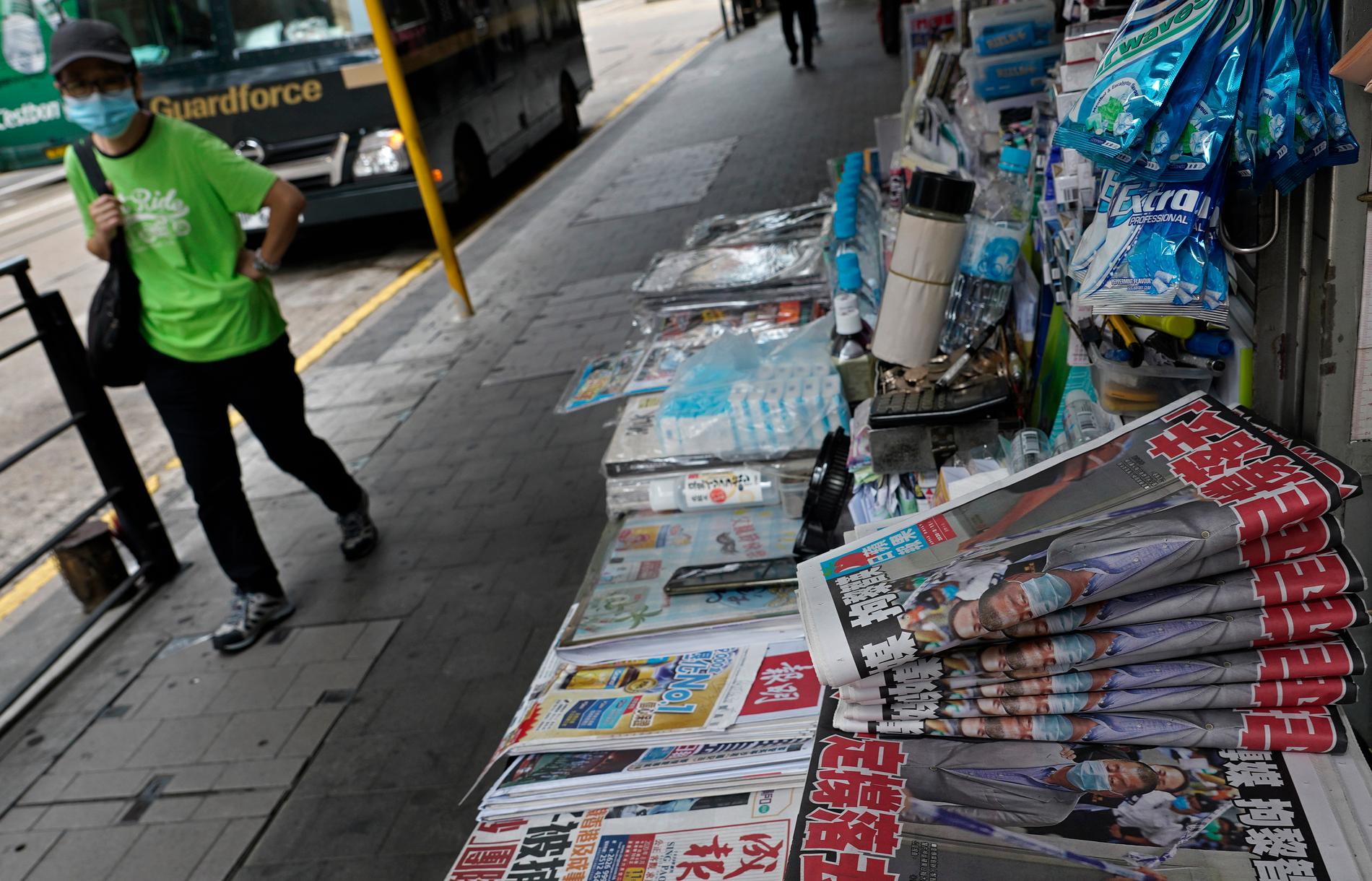 Hongkongbor stödköper tidningen Apple Daily sedan dess grundare gripits.
