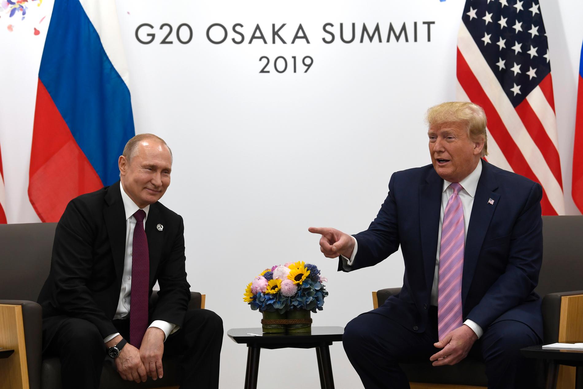 USA:s president Donald Trump och Rysslands president Vladimir Putin i Osaka.