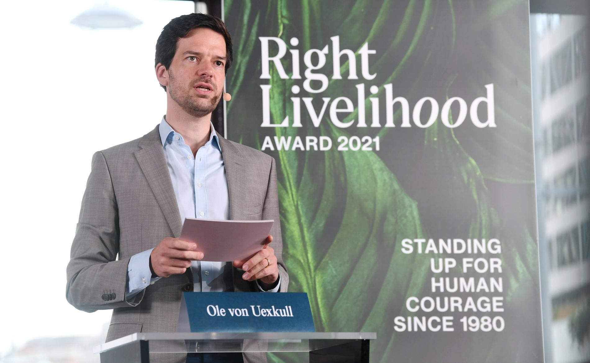 Ole von Uexkull, juryledamot och vd för Right Livelihood presenterar årets pristagare.
