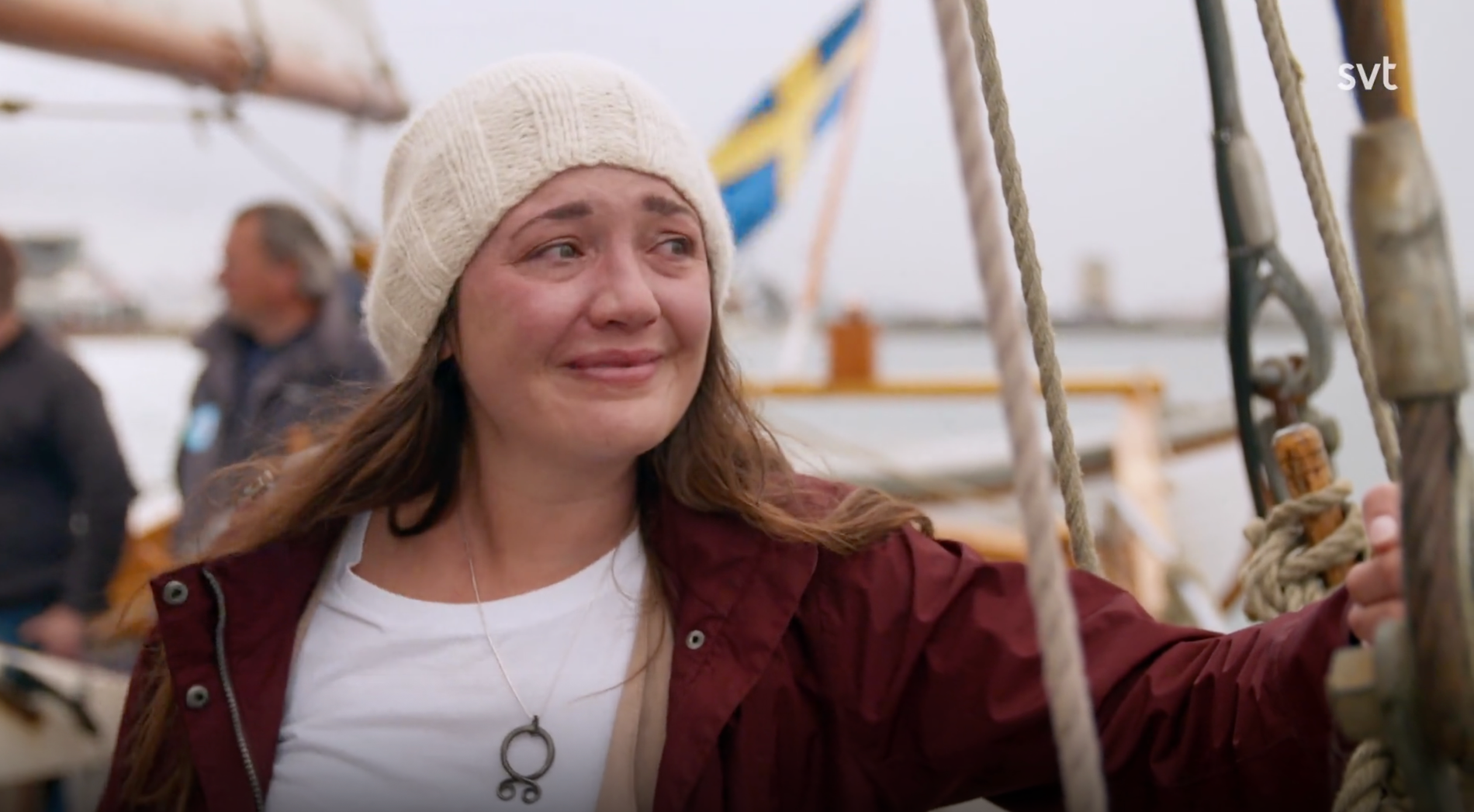 Brittany kan inte hålla tillbaka tårarna när hon anländer till Sverige.
