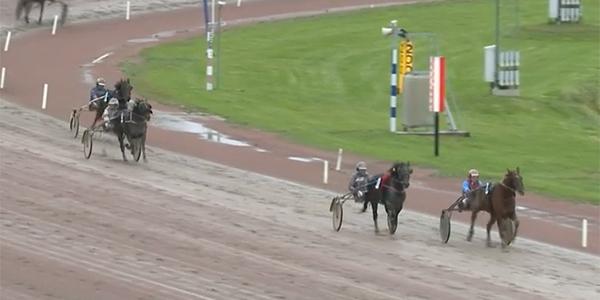 Tommy Holmgren, 84, vann i lördags med hästen Itunes på Jägersro, vilket innebär att han är den äldste kusk att vinna travlopp i Sverige. 