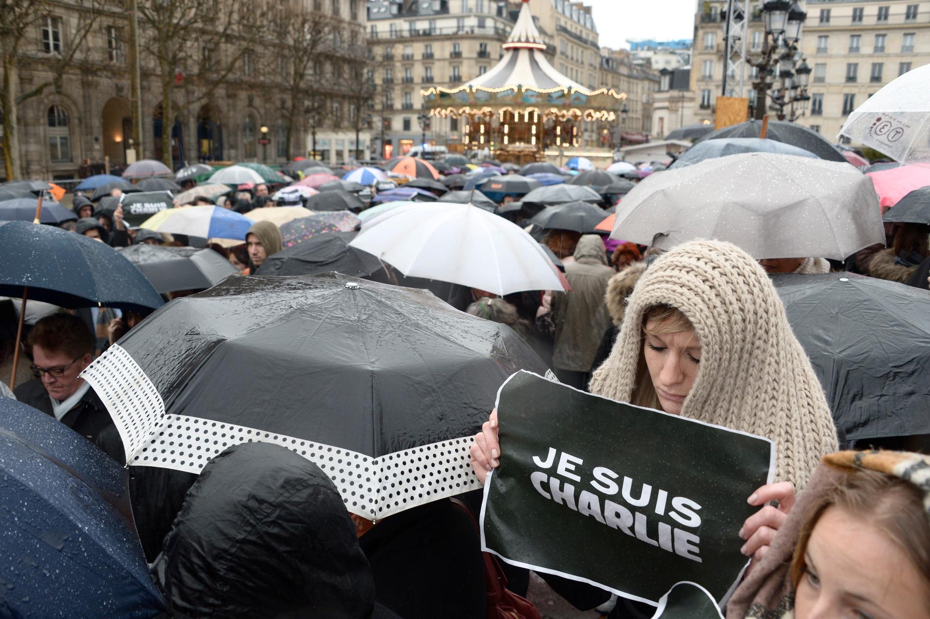 Tyst minut vid hotel de ville - stadshuset  i Paris dagen efter terrordådet.