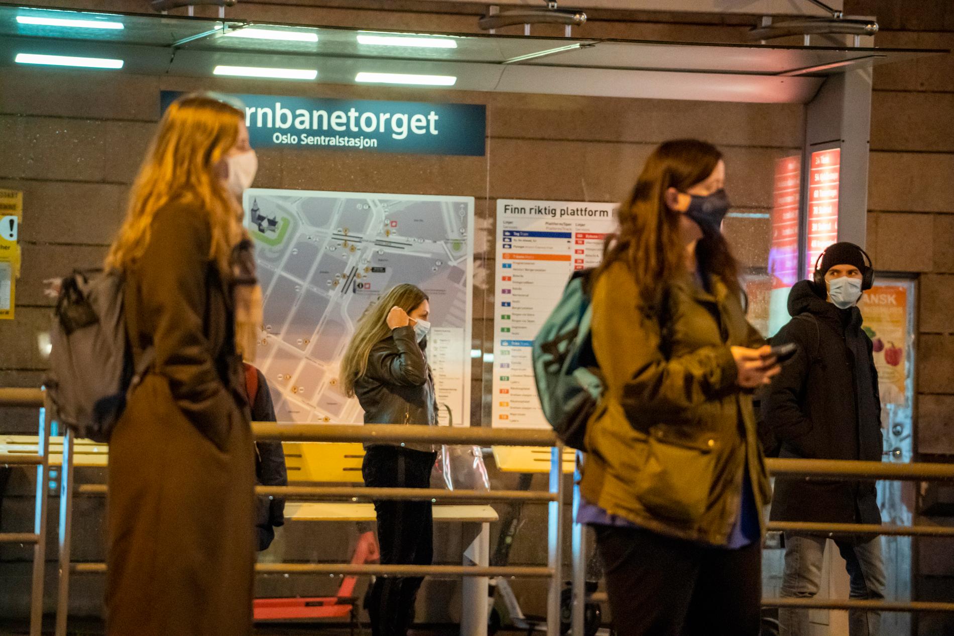 Munskydd i kollektivtrafiken – en av åtgärderna som införts i norska Oslo för att bromsa smittspridningen.