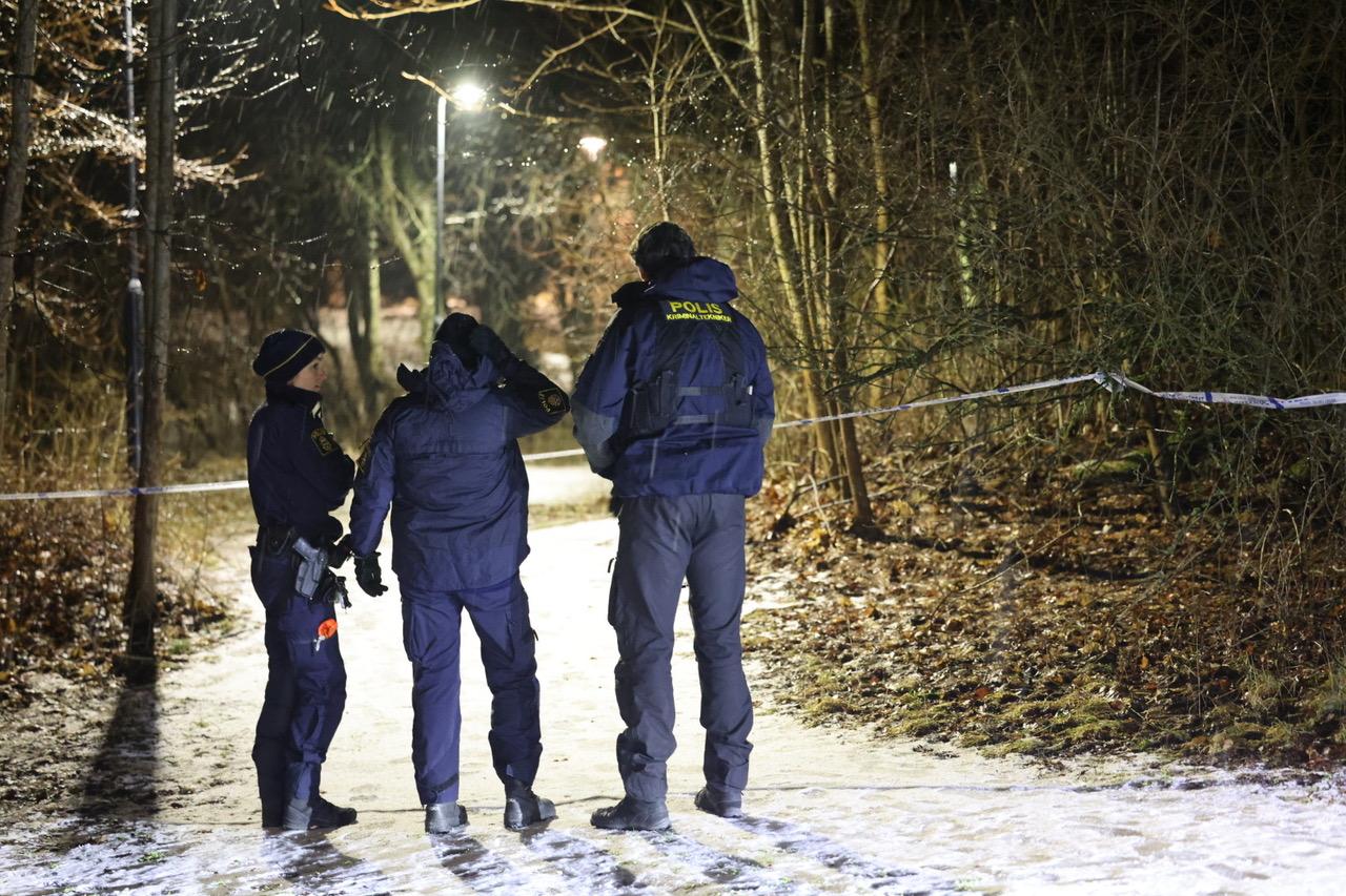 En person hittades stickskadad i Näsby Park norr om Stockholm.
