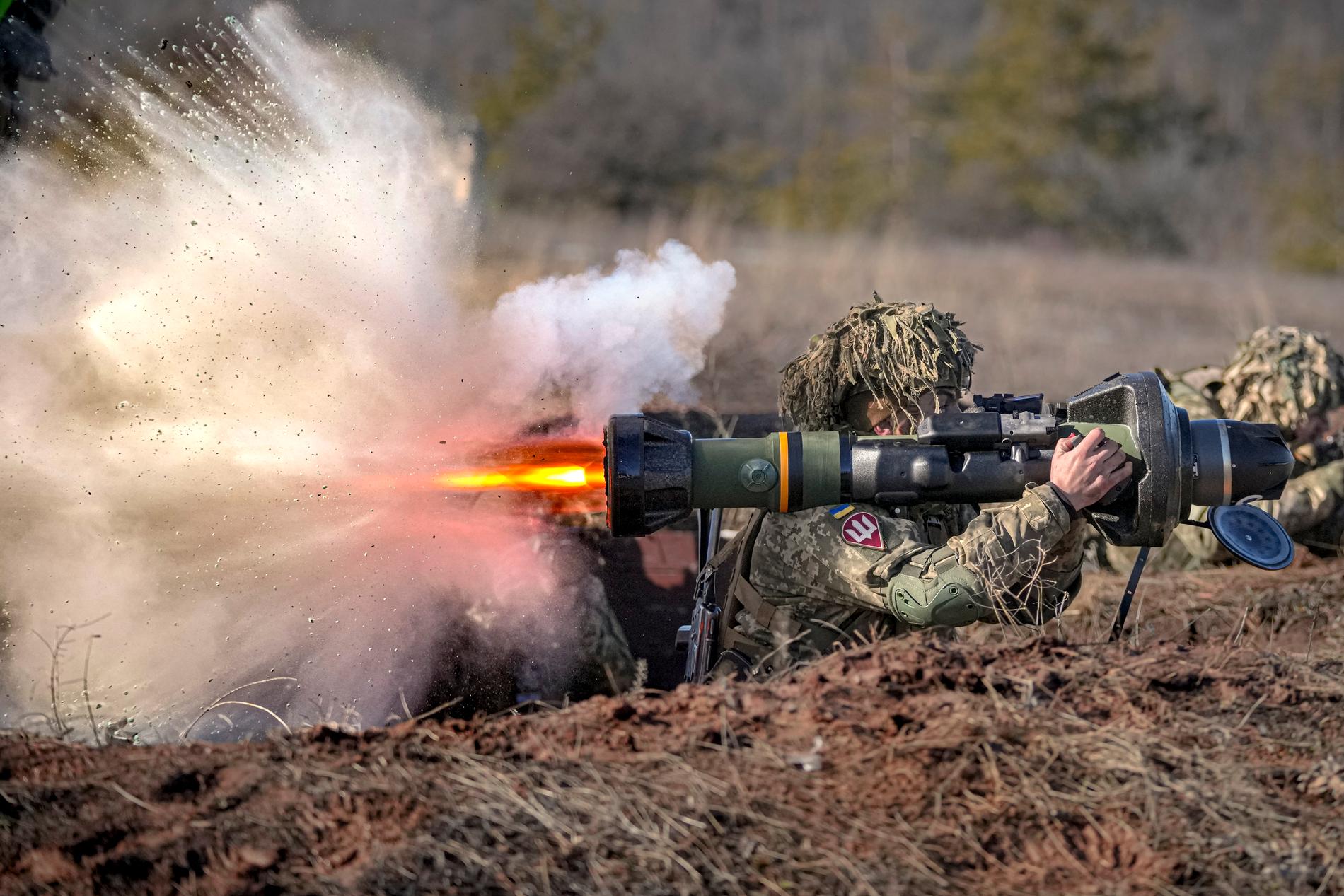 En soldat skjuter med brittisk-svenska vapnet NLAW under en övning i Donetsk 15 februari.