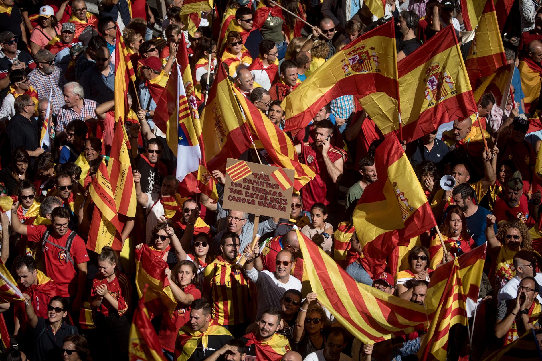 Tusentals demonstrerade mot katalansk självständighet i Barcelona den 8 oktober.