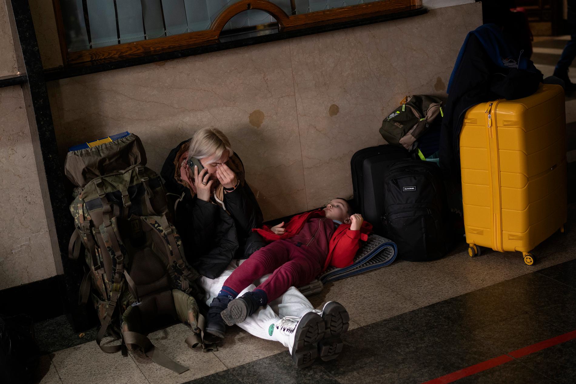 En kvinna och hennes dotter väntar på ett tåg för att få lämna Kiev, Ukraina.