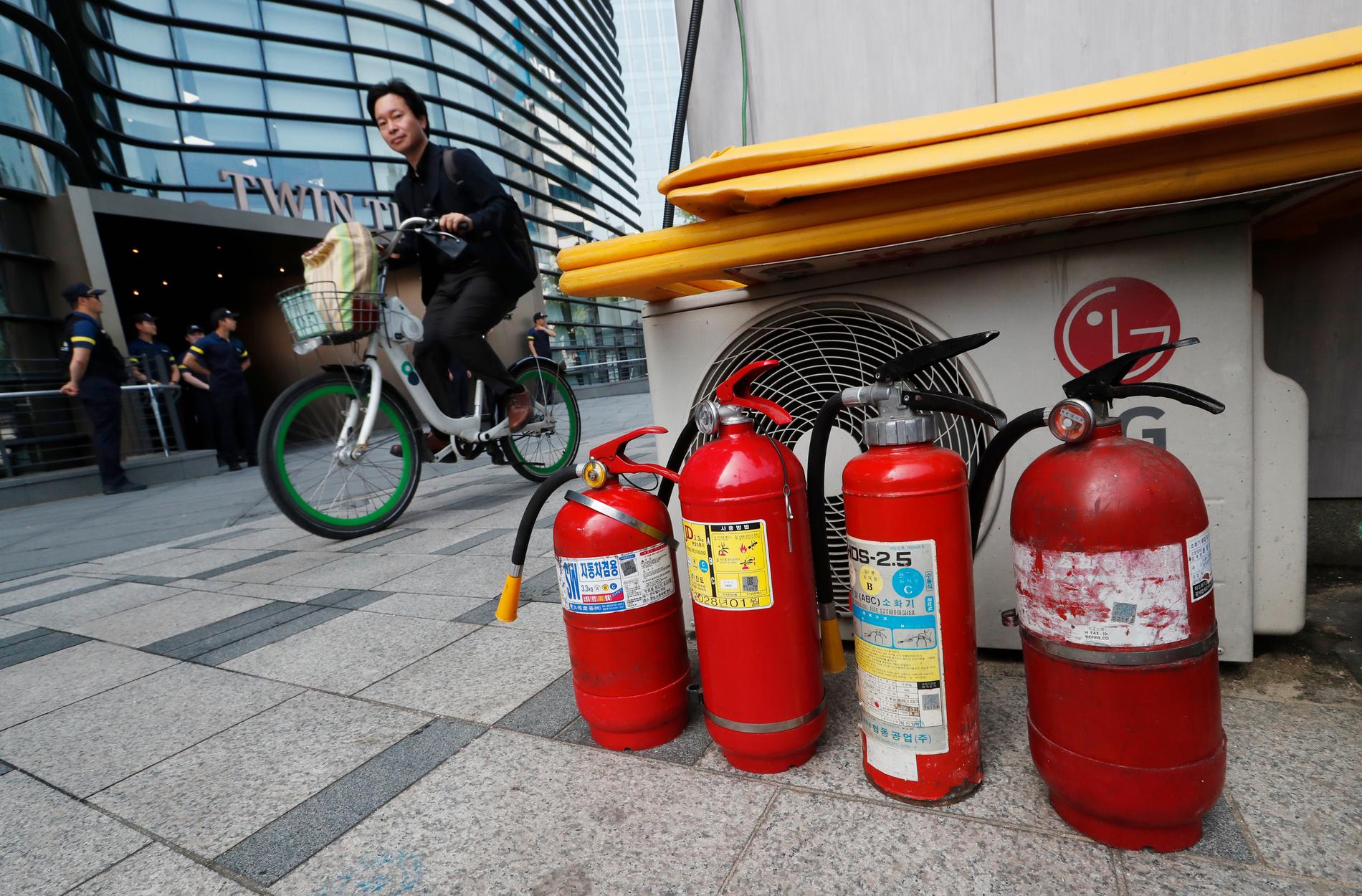 Brandsläckare nära den japanska ambassaden i Seoul efter att en man tänt eld på sig själv.