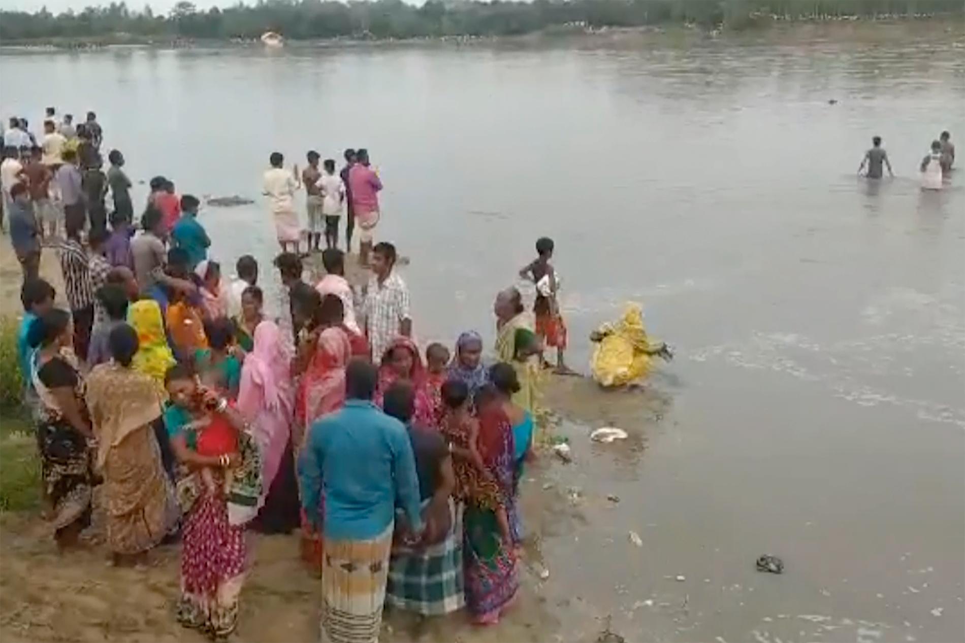 Räddningsarbetet fortsätter efter båtolyckan i norra Bangladesh. Bilden kommer från ett videoklipp.