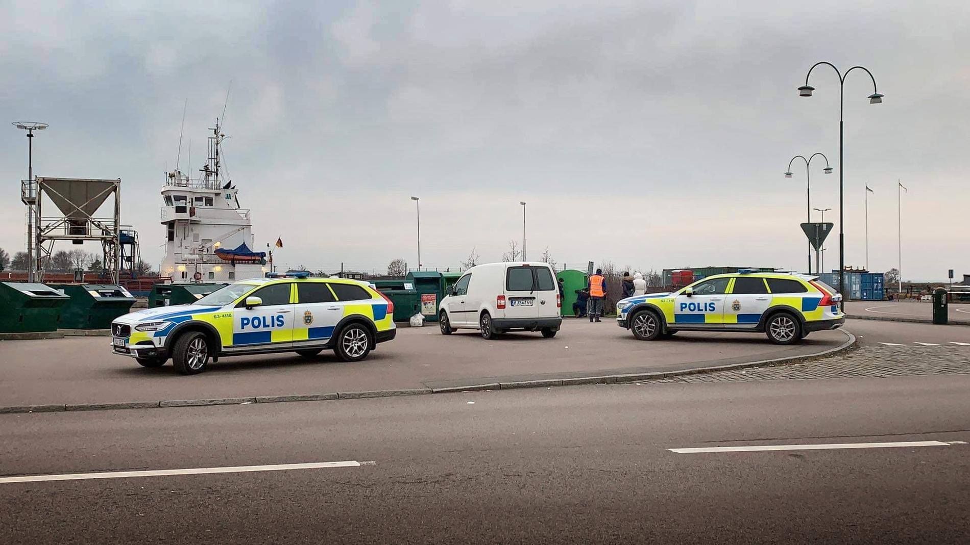 Under söndagsförmiddagen undersökte polisen en container nära hamnen i Landskrona. 