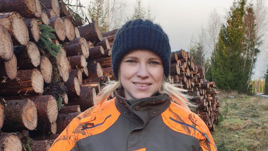 Det är enkelt att stå på barrikaden och ropa ord som skydda, rädda och värna skogen utan att behöva ta hänsyn till samhällsekonomiska konsekvenser eller den egna ekonomin. Men jag lever och verkar i en verklighet, skriver skogsägaren Mikaela Johnsson.