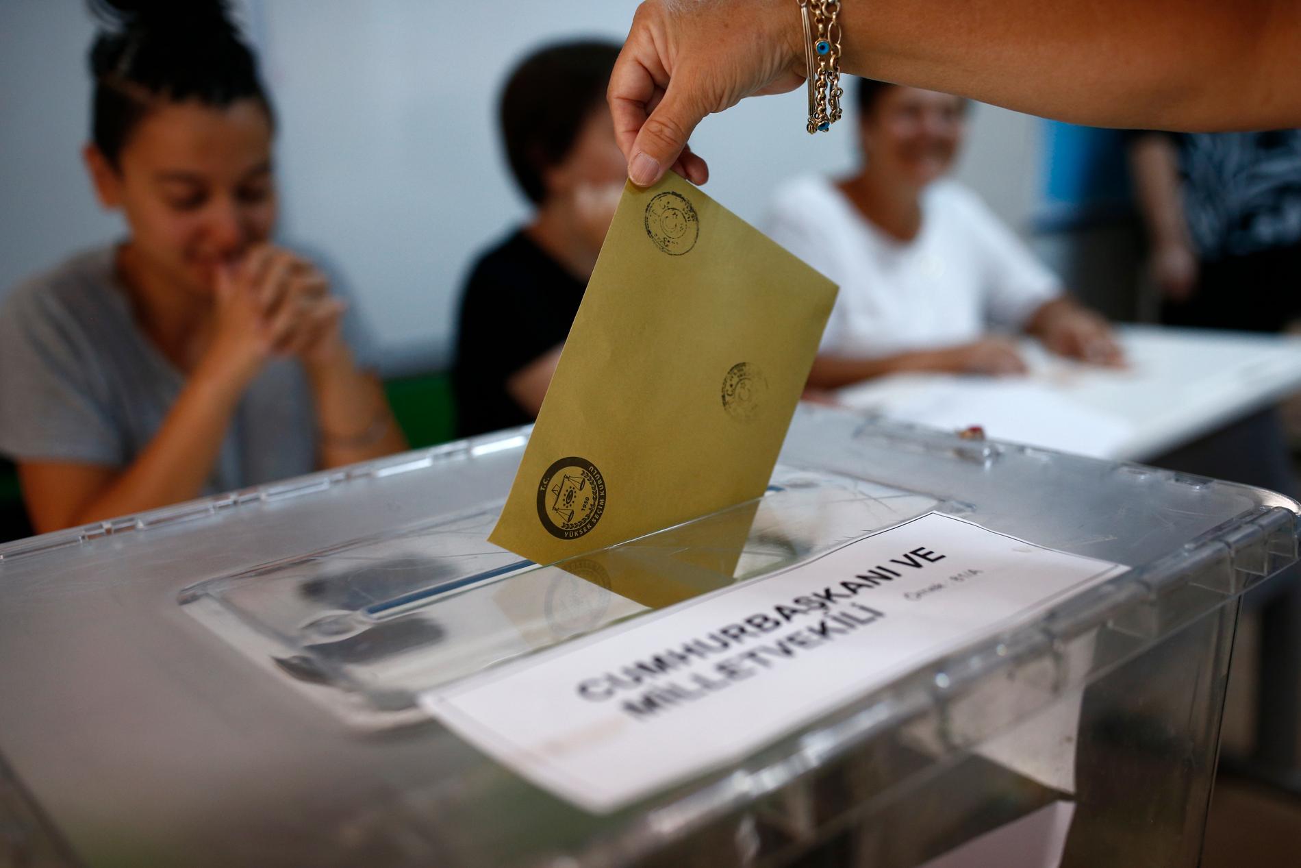 En kvinna röstar i en röstlokal i Turkiets huvudstad Ankara.
