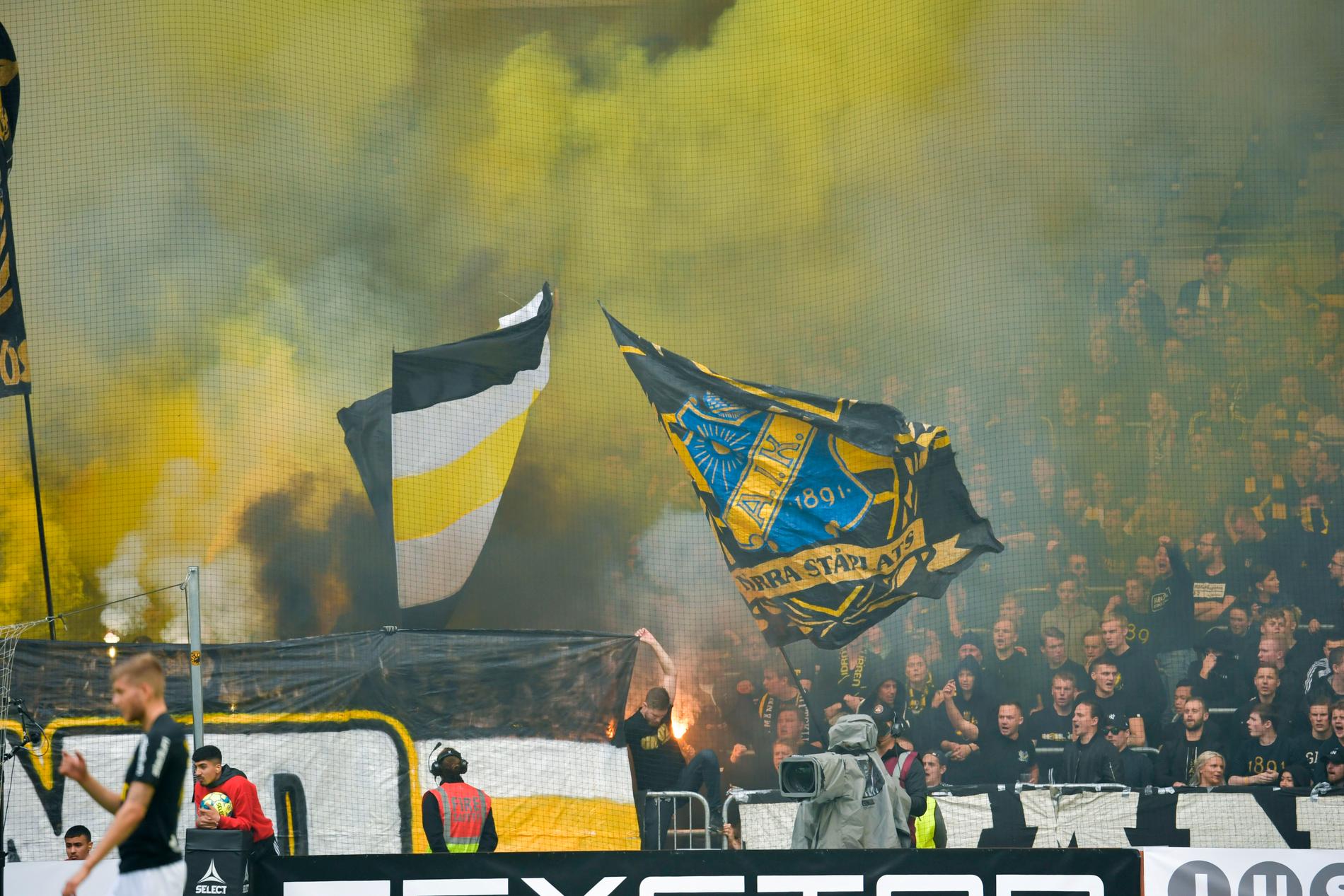Bengaler på läktaren under derbymatchen mellan Djurgården och AIK.