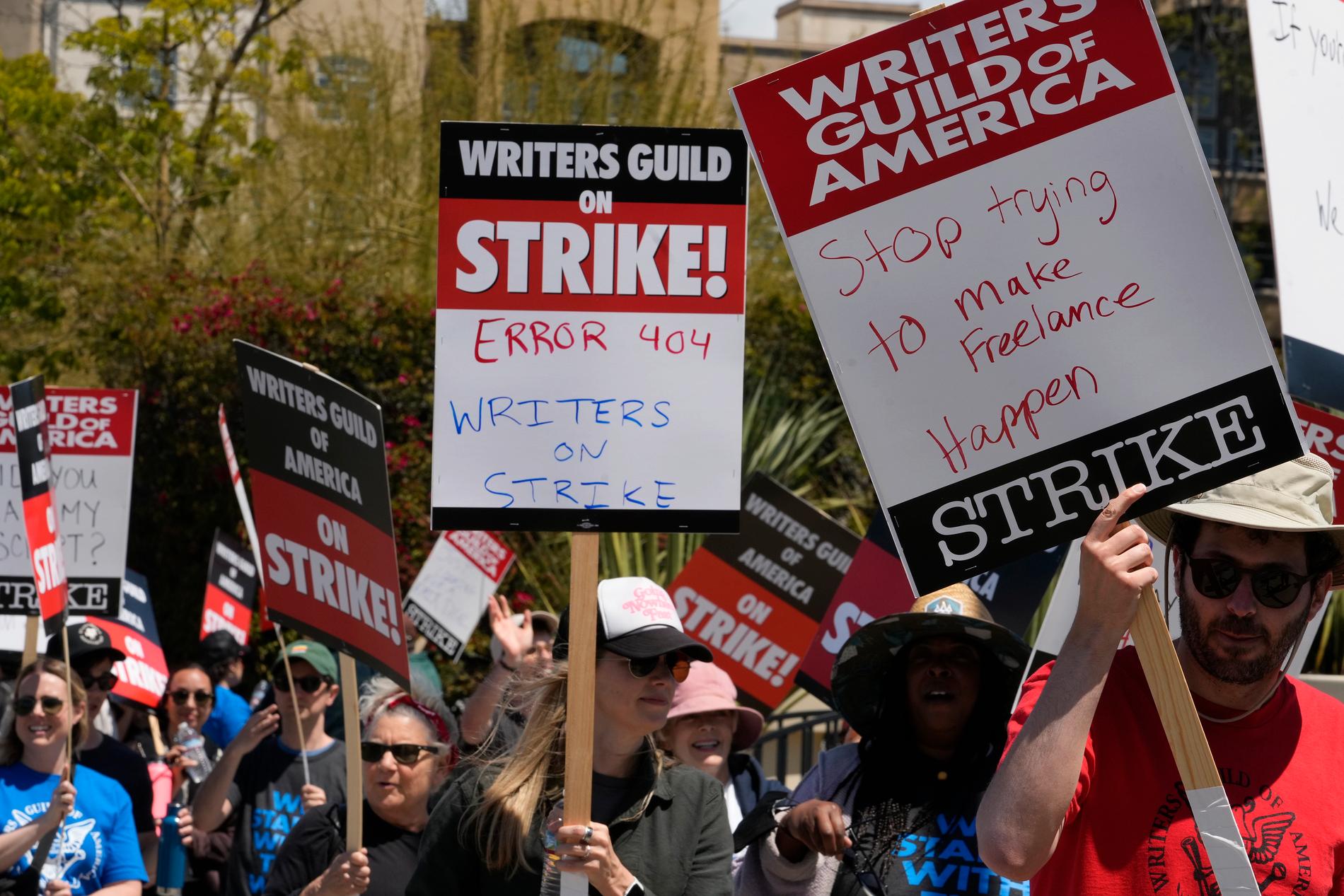 Hollywoods manusförfattare strejkar sedan början av veckan.