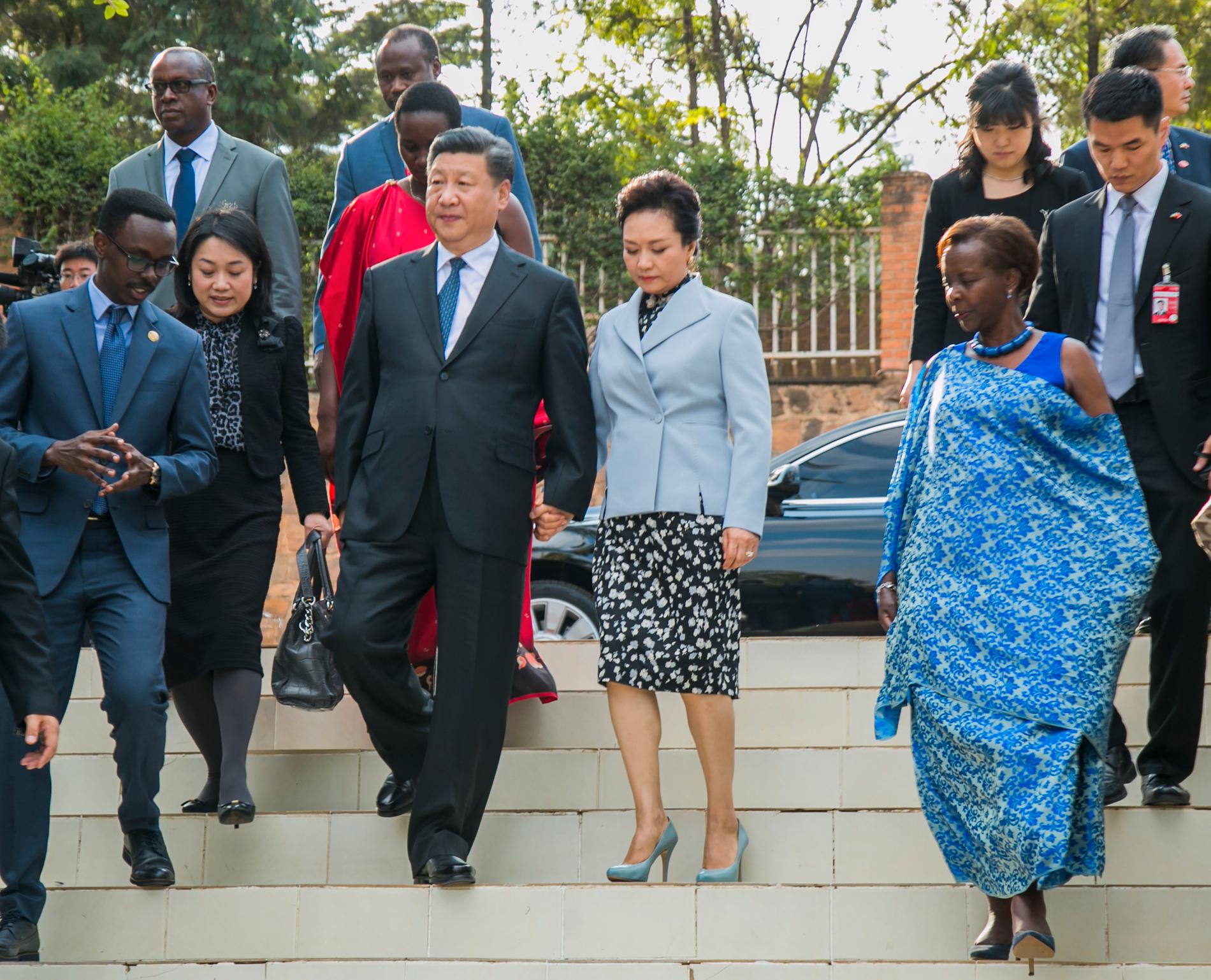 Kinas ledare Xi Jinping och hans fru Peng Liyuan går tillsammans med Rwandas utrikesminister Louise Mushikiwabo i huvudstaden Kigali sommaren 2018, i samband med att Kina utlovat 126 miljoner dollar, drygt en miljard kronor, i investeringar i Rwanda. Arkivbild.