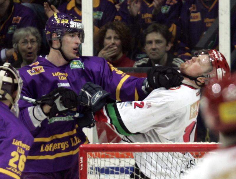 Färjestads Zdeno Chara ger Modos Daniel Sedin en propp under säsongen 2004/05 när NHL senast lockoutade spelarna. Nu hoppas flera på en ny chans att se stjärnorna i elitserien.
