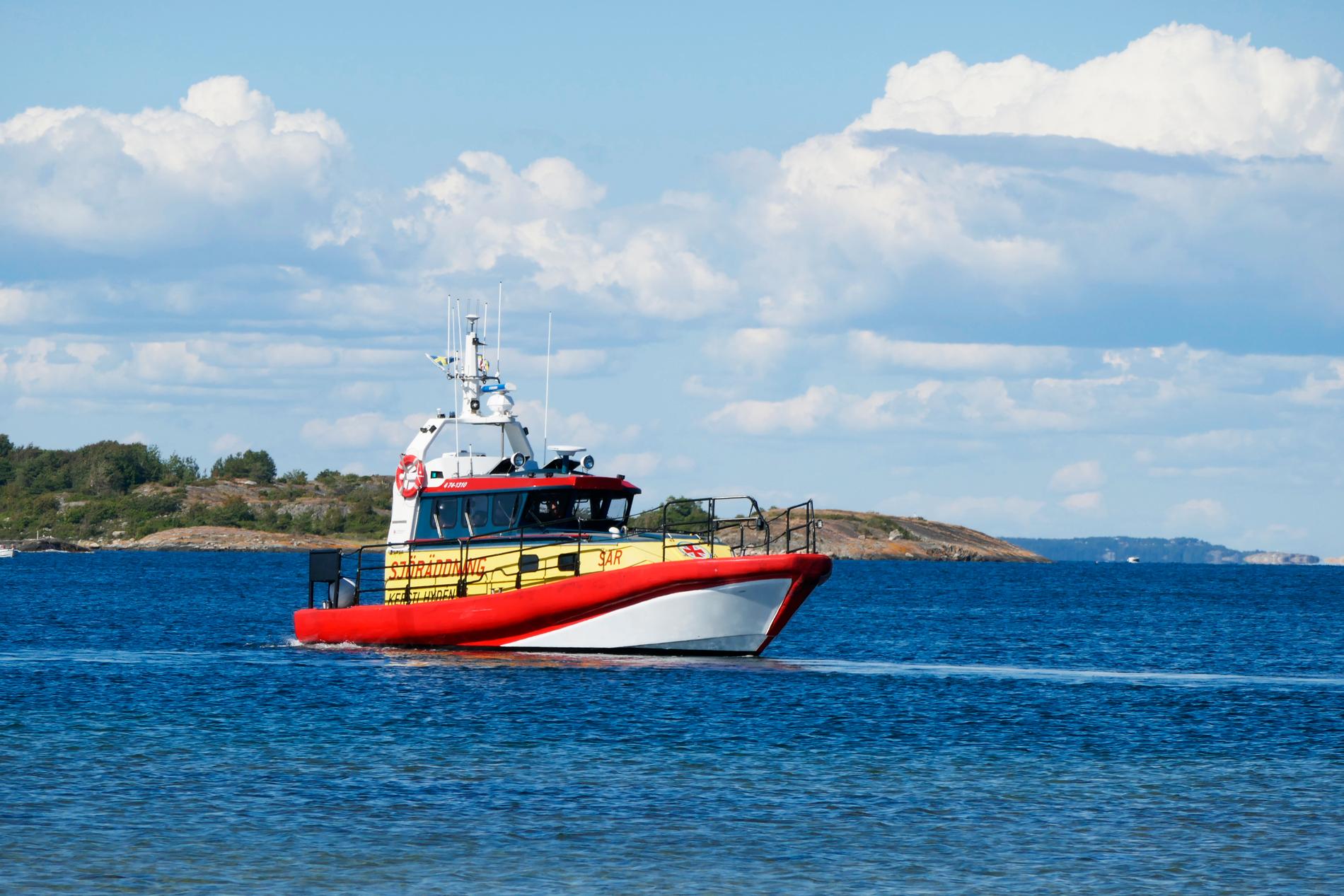 En herrelös båt siktades vid kusten i Kramfors kommun, vilket gjorde att en större räddningsinsats inleddes under lördagen. En man som omkommit hittades kort därpå i samband med olyckan. Arkivbild.