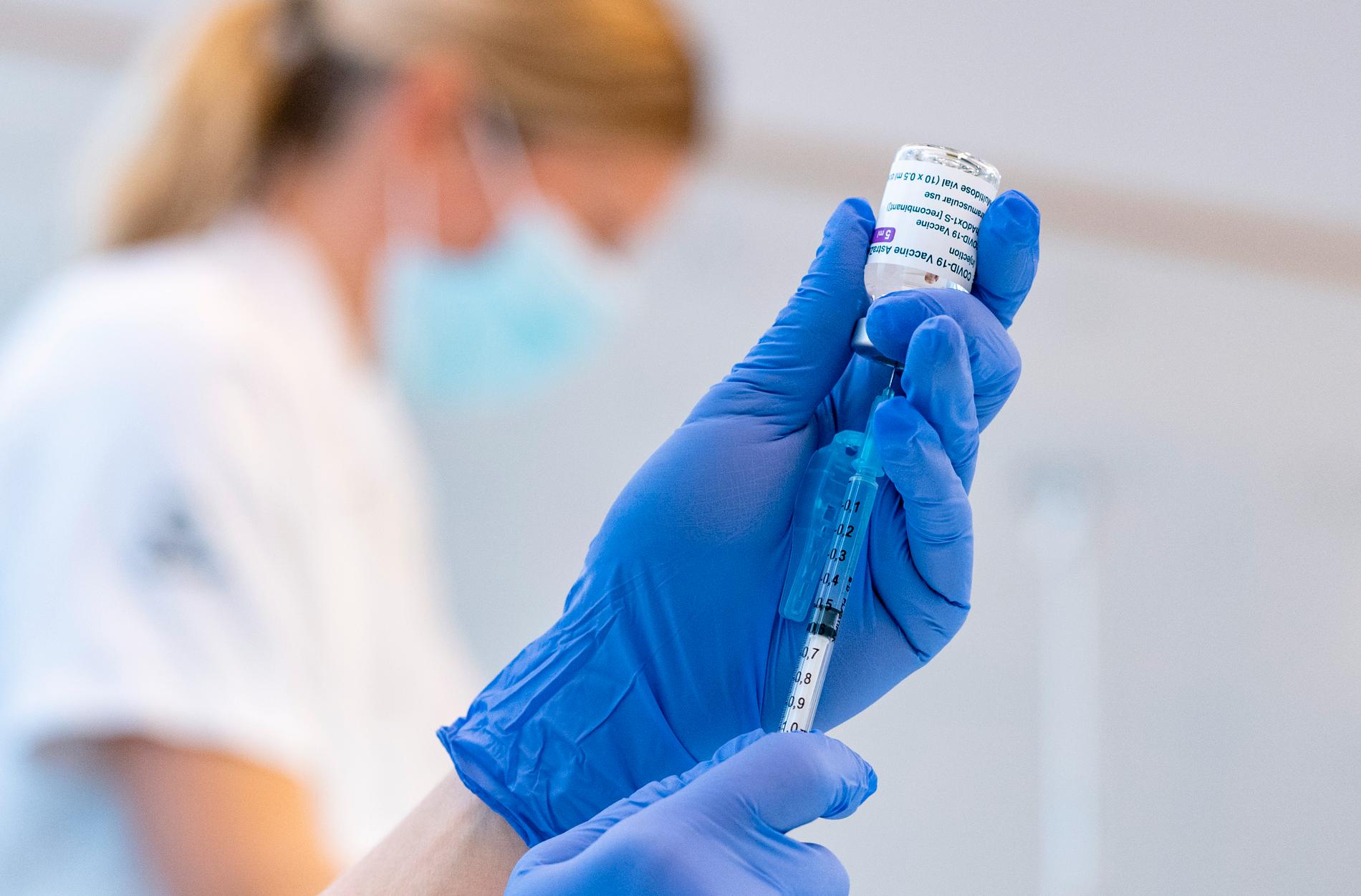 En spruta laddas med Covid-19 vaccin från Astra Zeneca vid Skåne universitetssjukhus vaccinationscentral i Malmö.