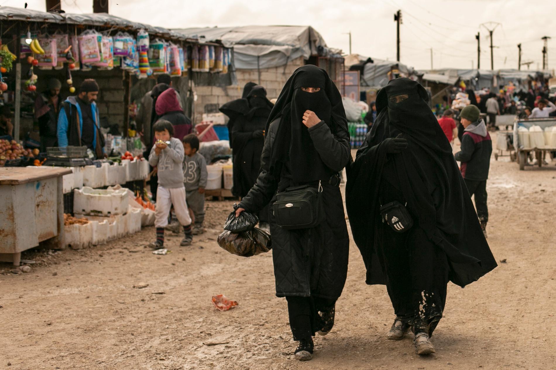 Kvinnor handlar på marknaden i fånglägret al-Hol.