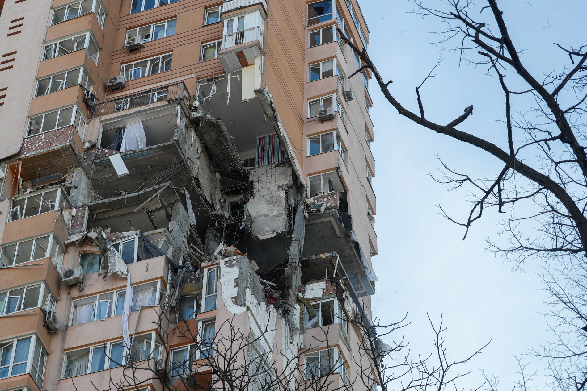 Ett sprängskadat flerfamiljshus i Kiev.