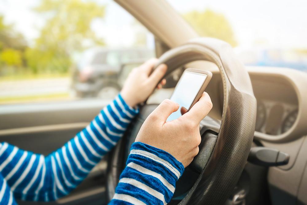 Den 1 februari blir det förbjudet att hålla mobilen i handen när du kör.