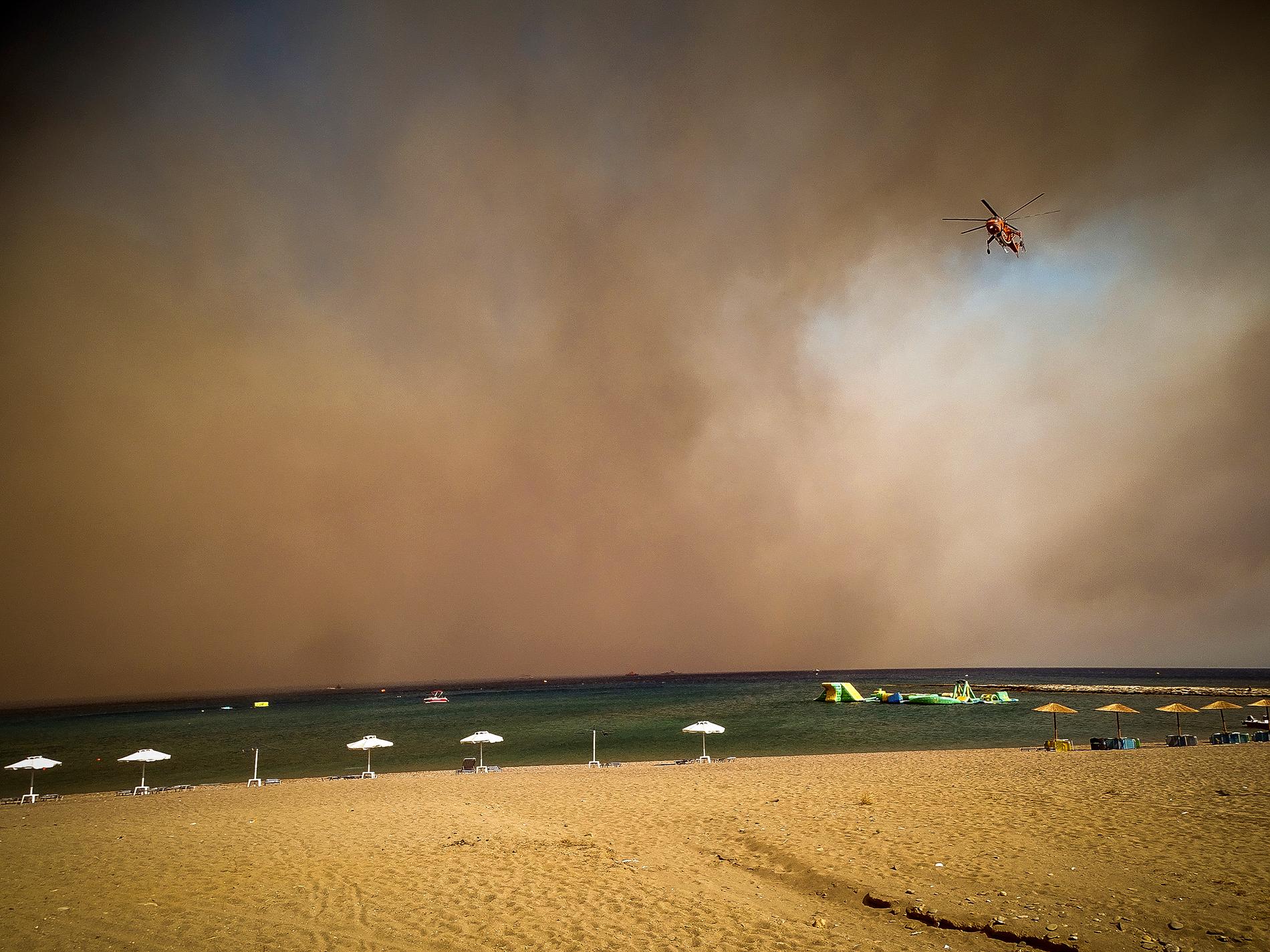 Brandhelikopter på stranden i Lardos.