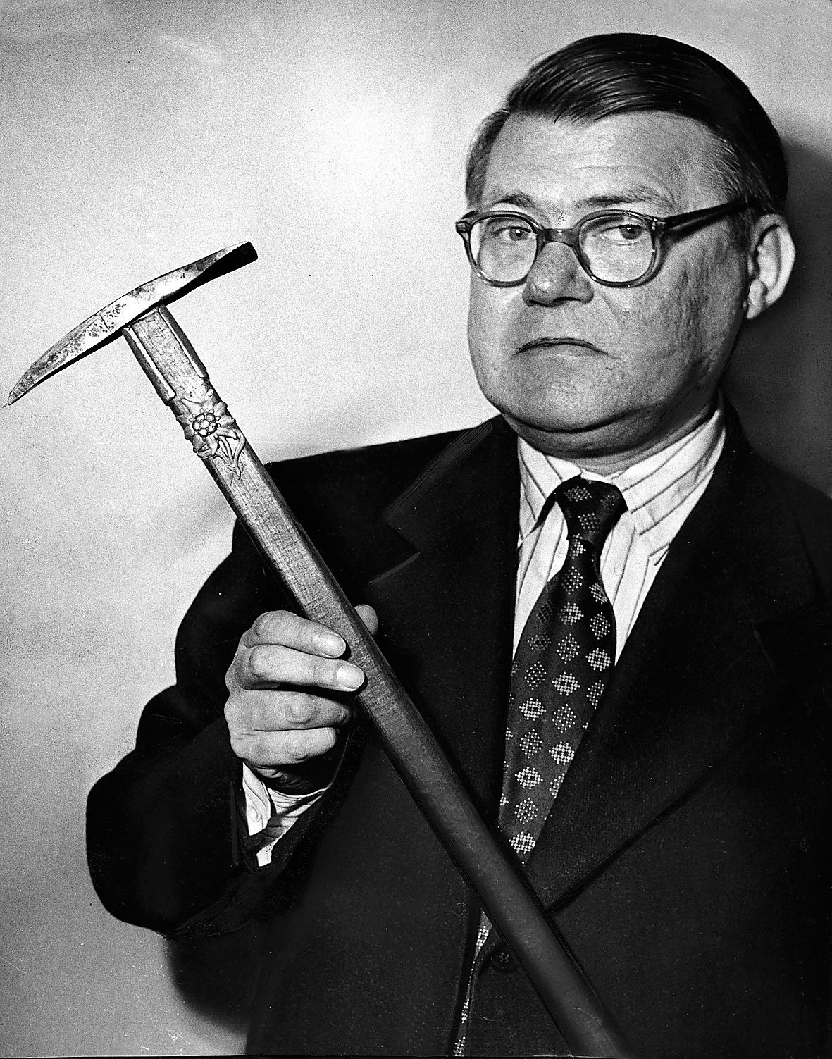 mästerdetektiven  Den verklige och legendariske kriminologen Harry Söderman (1902–1956) dyker upp som polischef i Lars Anderssons ”De våra”.