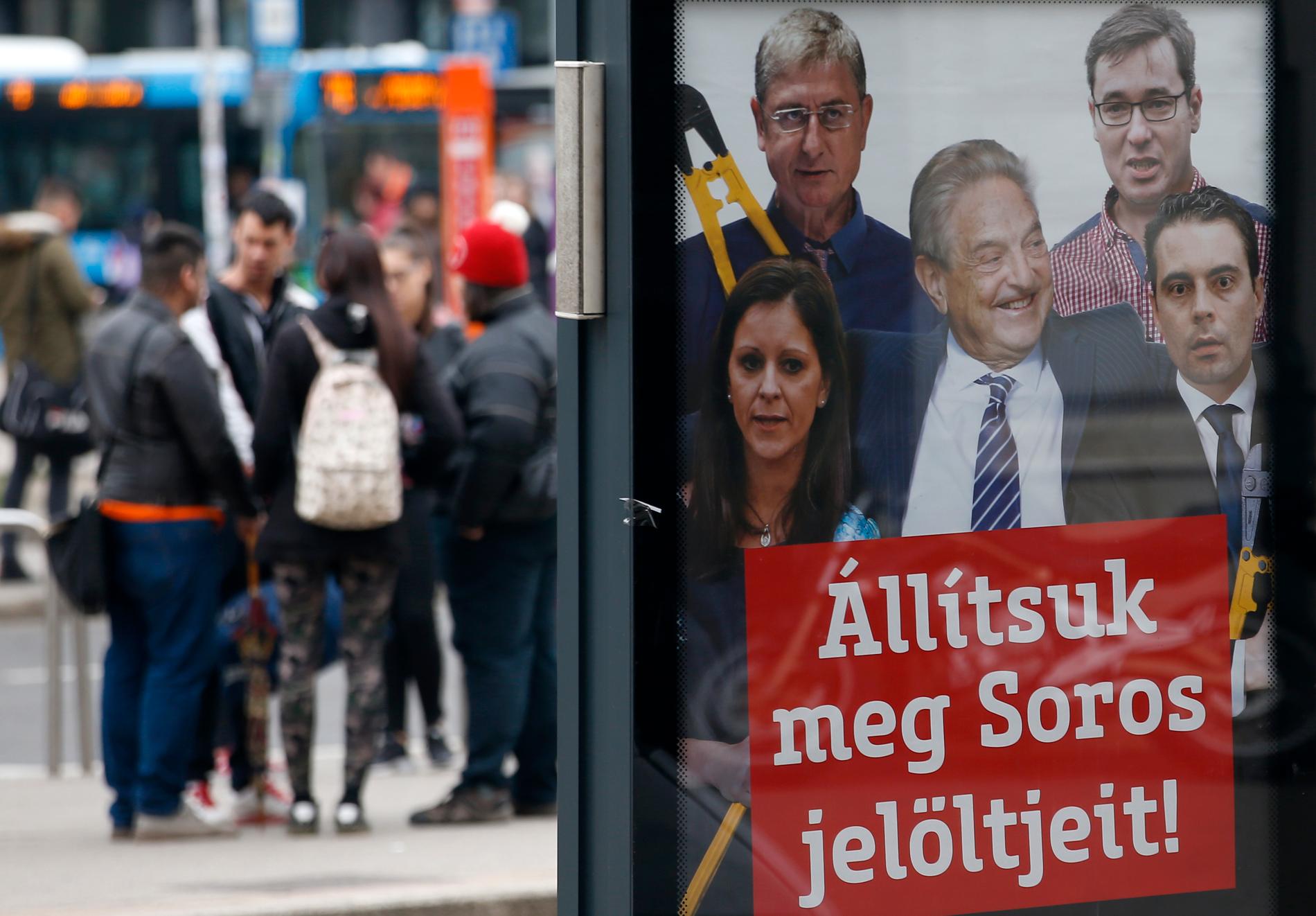 "Låt oss stoppa Soros kandidater" står det på en valaffisch från regeringspartiet Fidesz inför det ungerska parlamentsvalet i april 2018. Arkivfoto.