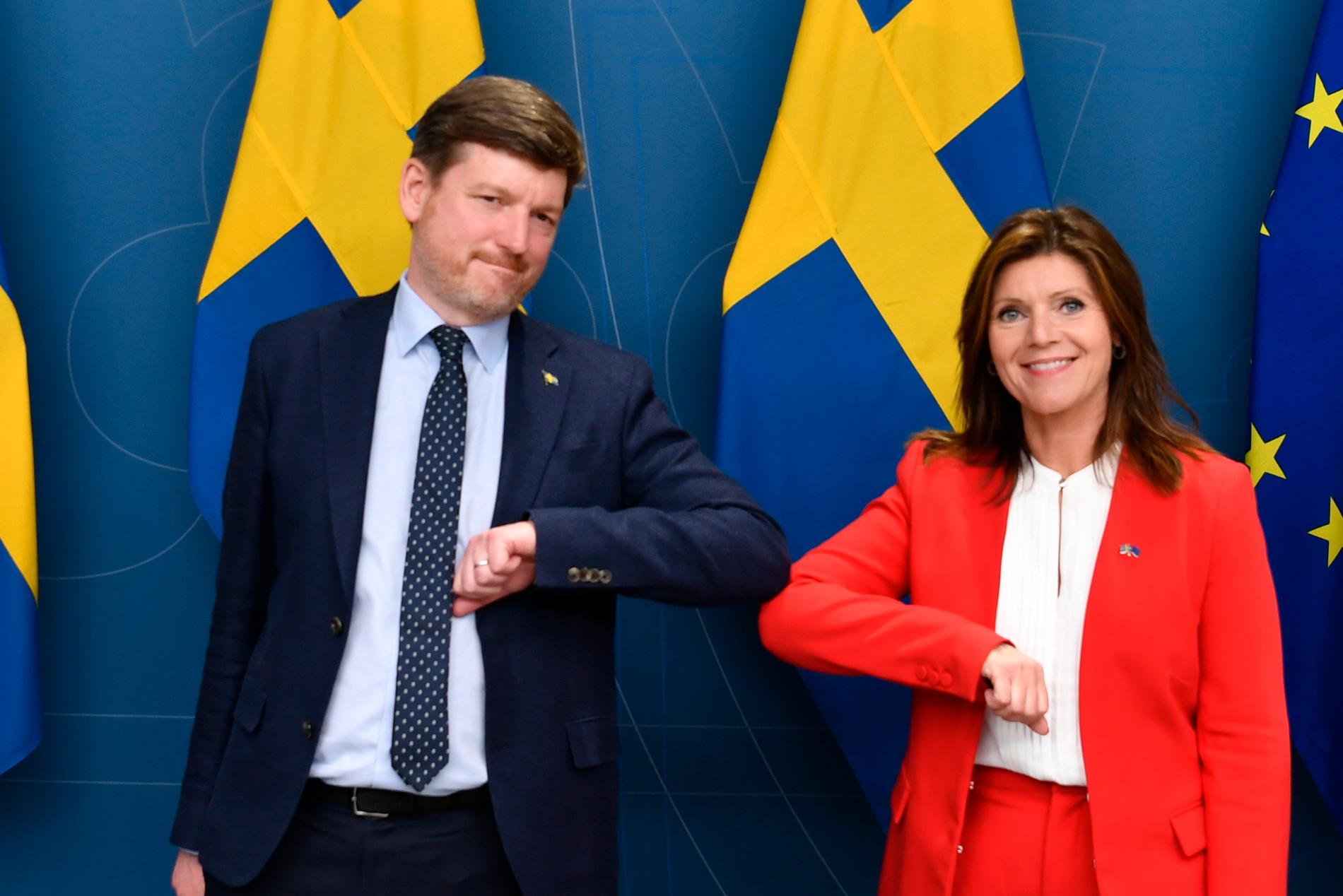 Centerns Martin Ådahl och arbetsmarknadsminister Eva Nordmark.