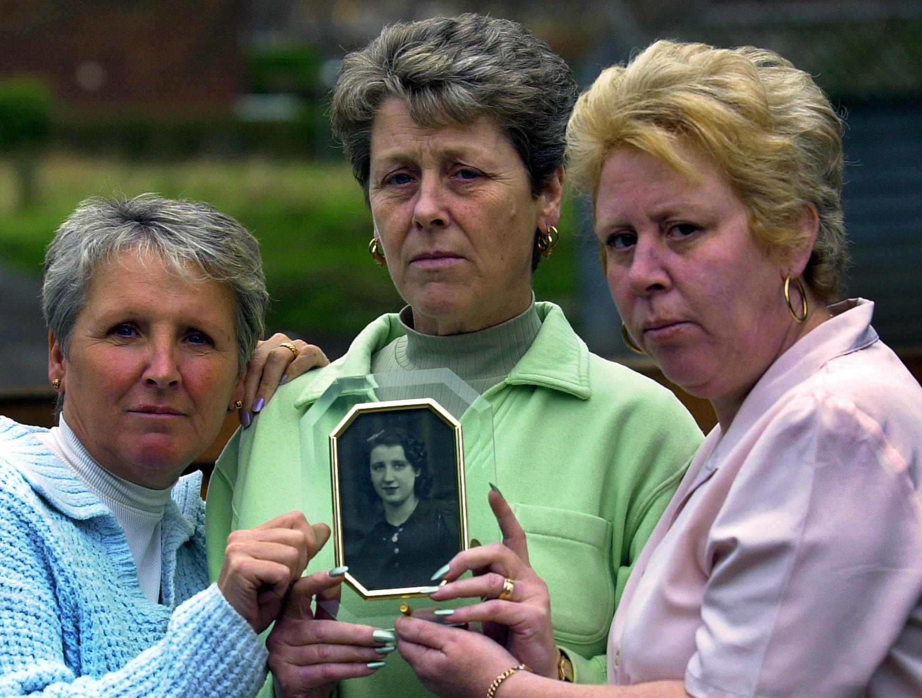Systrarna Helen Blackwell, Betty Clayton och Breda Hurst med en bild på sin mor Bertha Moss som dog efter ett rutinbesök hos läkaren Harold Shipman. Arkivbild.