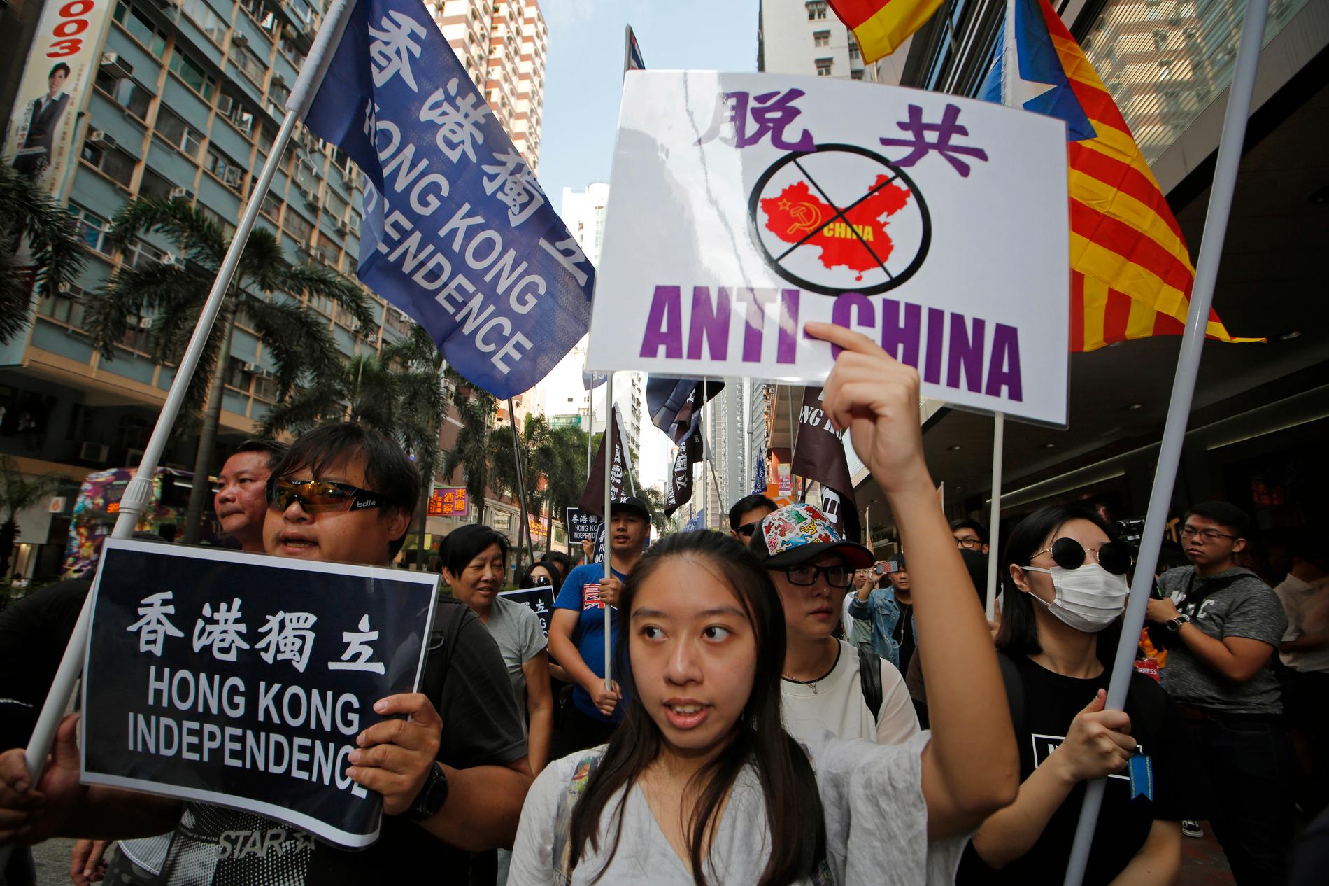 "Anti-Kina", står det på skylten som en protestant håller upp i Hongkong.
