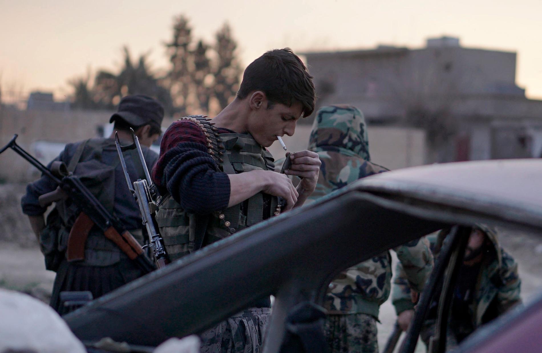En soldat från USA-stödda SDF förbereder sig för strid mot de återstående IS-anhängarna.