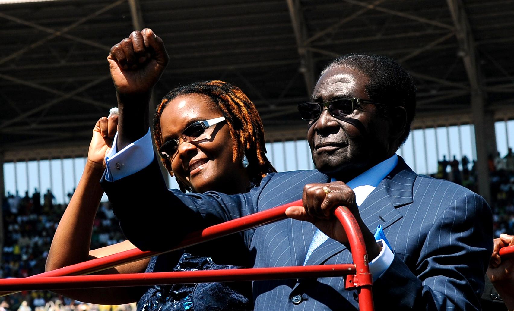 President Robert Mugabe med sin fru Grace i augusti 2013.