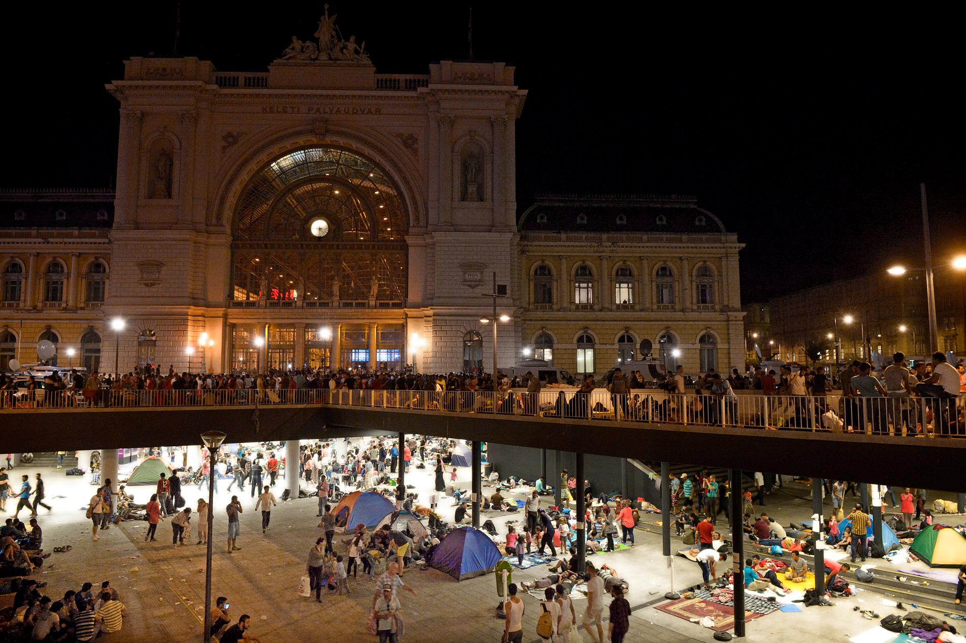 Flyktingarna hindras från att komma in på centralstation i Budapest.