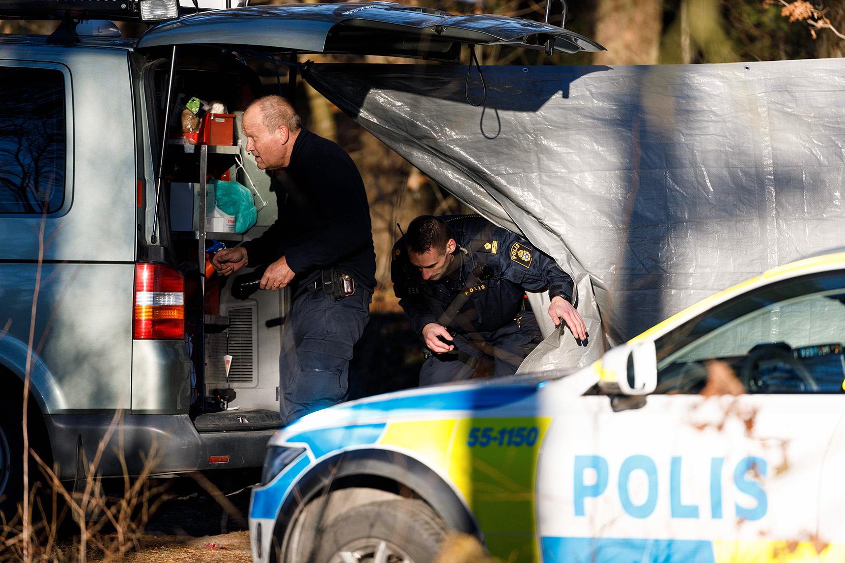 En man har hittats dör i ett skogsområde utanför Halmstad. Polisen misstänker mord. 
