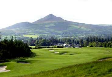Bakom Powerscourts 16:e fairway tornar de irländska bergen upp sig. Här kan du golfa för 600 kronor under högsäsong. Då ingår även frukost