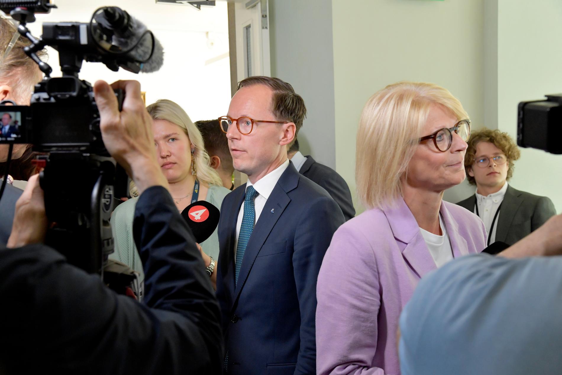 Liberalernas ekonomisk-politiske talesperson Mats Persson och Moderaternas ekonomisk-politiske talesperson Elisabeth Svantesson utanför riksdagens finansutskott.
