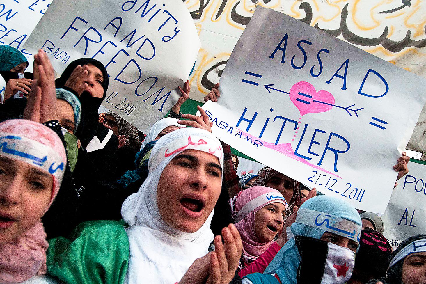 Kvinnliga regimmotståndare demonstrerar i syriska Homs 2011, strax innan inbördeskriget bröt ut.