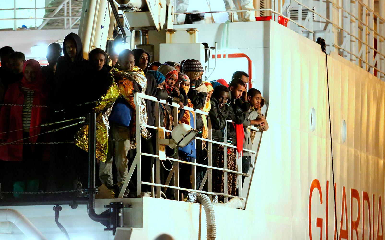 De här människorna har räddats från Medelhavet. Det är dock oklart om de var med på olycksfartyget där 400 dog.