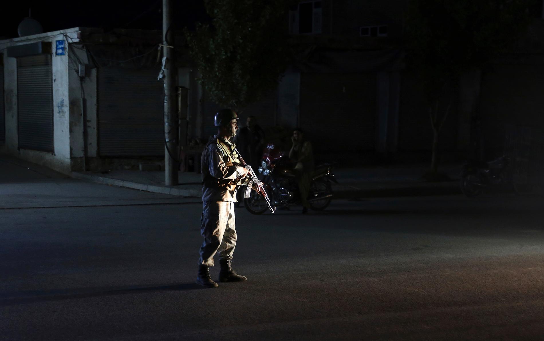 En afghansk polis står vakt utanför lokalen där bröllopsfesten hölls i Kabul.