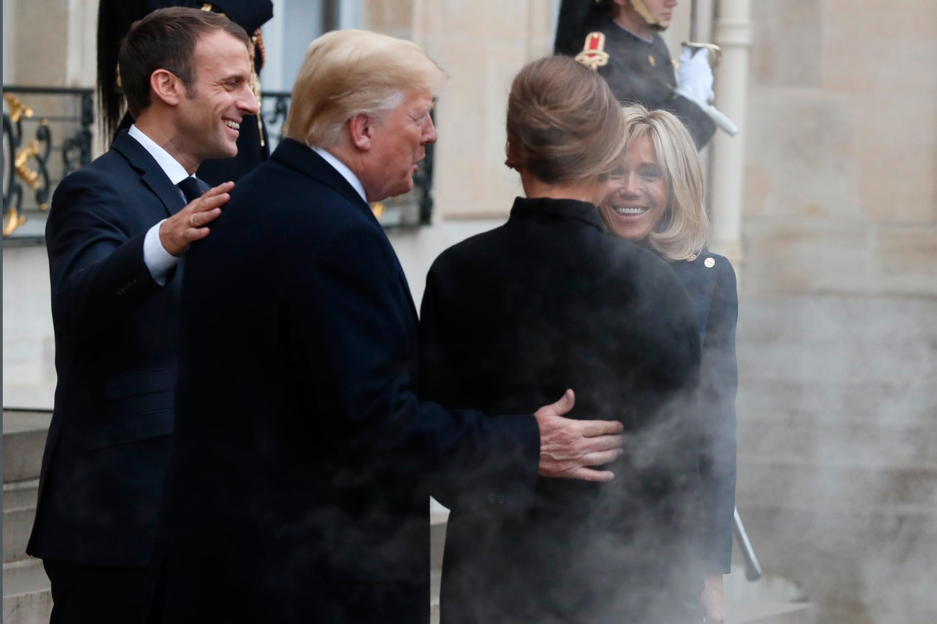 Emmanuel Macron och Donald Trump med fruarna Melania (med ryggen mot kameran) och Brigitte efter överläggningar och lunch i Élyséepalatset.